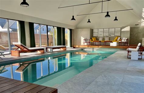 Piscine intérieure luxueuse en marbre avec coin salon et bar