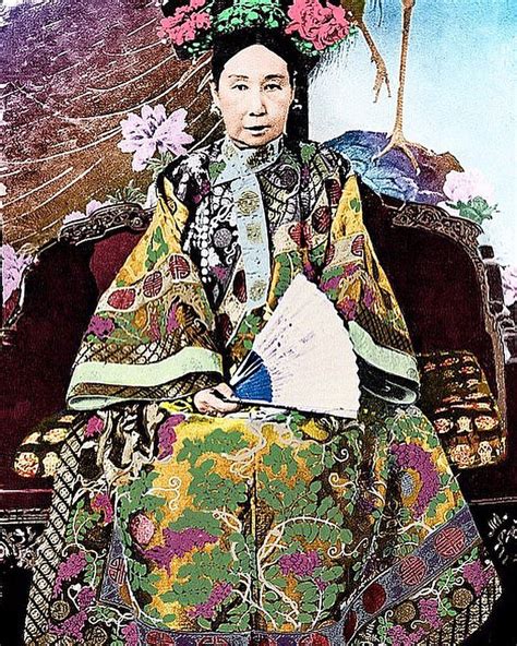Représentation de l'impératrice Cixi ornée de bijoux en tourmaline rose