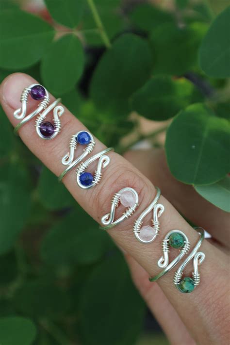 Photographie de différentes bagues en argent sterling avec des pierres colorées