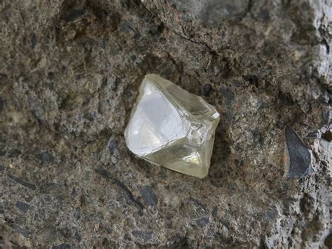 Représentation artistique d'un diamant brut extrait d'une mine