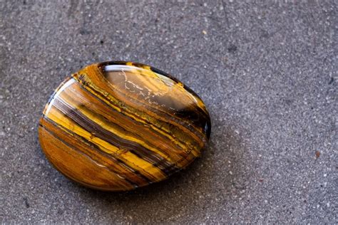 Photographie d'une pierre d'œil de tigre aux reflets caractéristiques