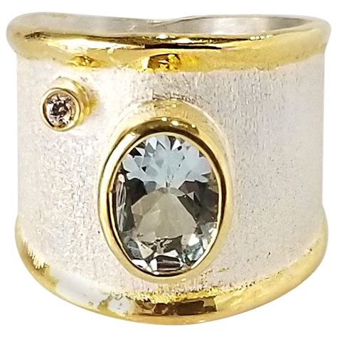 photo d'une bague en or 24 carats très pure, mettant en avant sa couleur intense et sa forme délicate