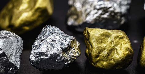 Comparaison visuelle des différents métaux utilisés pour les bijoux d'enfants : or jaune, argent massif, titane.