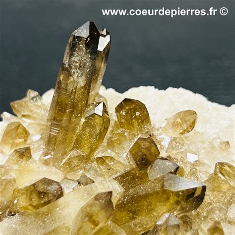 Variété de couleurs et de formes de quartz fumé