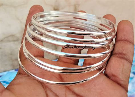 Collection de joncs en argent et plaqué or avec différents designs