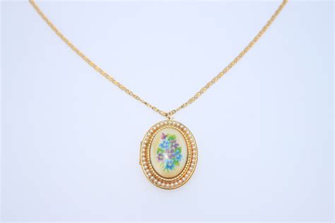 Exemples de bijoux vintage créés avec des cabochons en verre : bague, pendentif, boucles d'oreilles