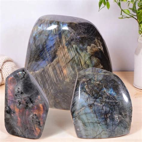 Diverses couleurs et reflets irisés d'une pierre de labradorite