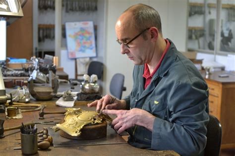 Illustration d'un orfèvre travaillant sur un objet ancien