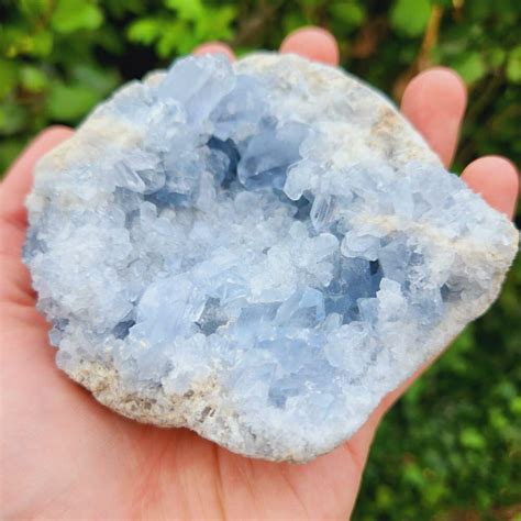 Collection de cristaux de célestine bleus.