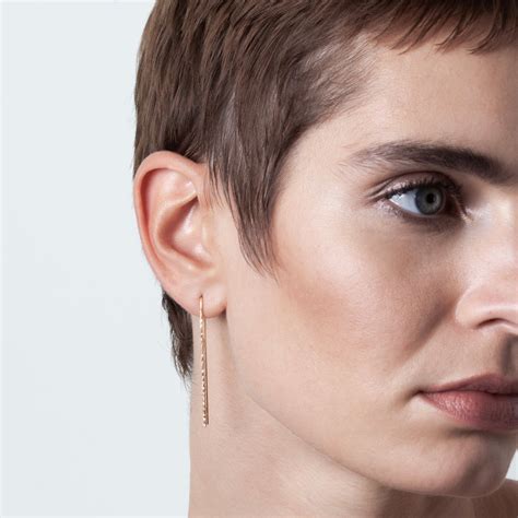 Photographie d'une personne portant la boucle d'oreille Daphné Hammered U