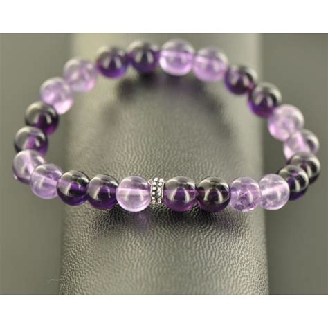 Image d'un bracelet combinant des perles d'améthyste violettes et des perles d'hématite argentées
