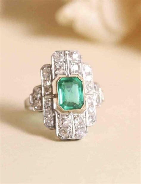 Photographie d'une sélection diversifiée de bijoux anciens et Art Déco, incluant des bagues, colliers et broches aux designs variés.