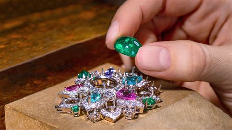 Collage de logos des maisons de joaillerie prestigieuses mentionnées dans le texte, disposés de manière élégante.