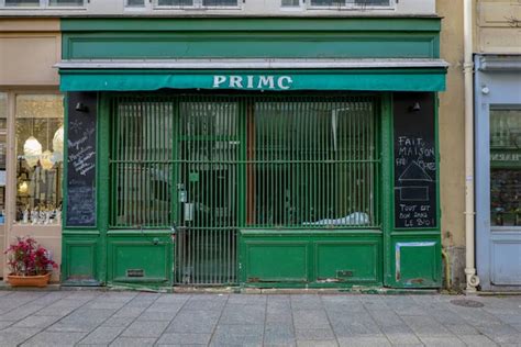 Illustration ou photographie d'une devanture de magasin parisien du 19ème siècle, avec des détails architecturaux comme des cariatides.