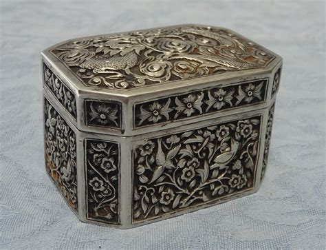 Photographie d'une boîte Art Déco en argent et jade, ornée d'un dragon stylisé.