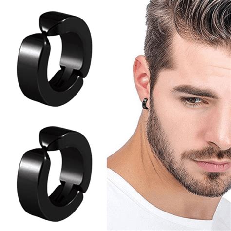 Photo de diverses boucles d'oreilles pour homme de styles variés.
