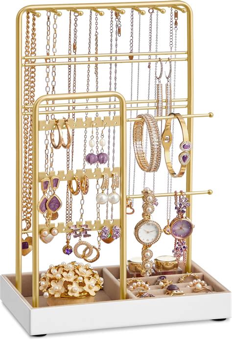 Schéma montrant la diversité des bijoux proposés sur Catawiki : bagues, colliers, bracelets, boucles d'oreilles, avec différents matériaux (or, argent) et pierres précieuses.