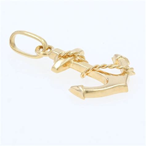 Collage de différentes créations de bijoux (colliers, bracelets) utilisant le pendentif ancre marine