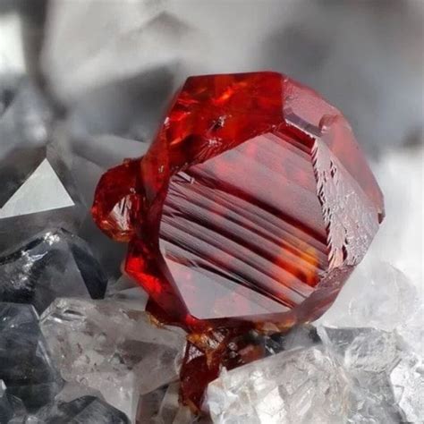 Image de cristaux de Painite bruts.