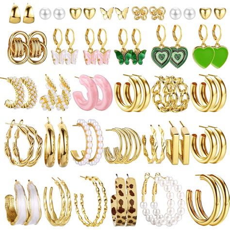 Collage de photos montrant différents styles de boucles d'oreilles (clous, créoles, pendants) sur divers modèles IA avec différentes coiffures et tons de peau