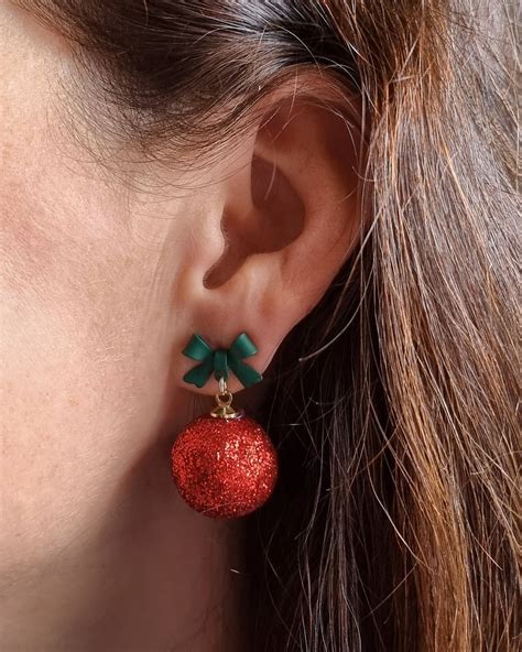 Exemple de visuels marketing pour des boucles d'oreilles de saison (Noël, Saint-Valentin) créés avec l'IA