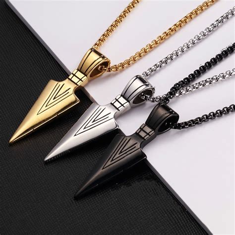 Photographie d'un homme portant un collier en acier noir avec un pendentif discret.