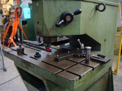 Schéma d'une poinçonneuse hydraulique montrant le col de cygne et les stations de travail