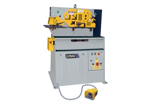 Photographie d'un atelier moderne avec plusieurs poinçonneuses et cisailles hydrauliques en fonctionnement