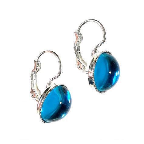 Illustration historique de femmes portant des boucles d'oreilles dormeuses au 19ème siècle