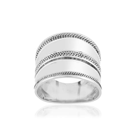 Gros plan sur une bague ethnique en argent 925 ornée d'une pierre de lune