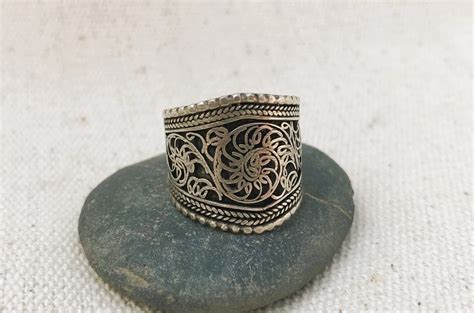 Bague ethnique tibétaine ciselée à la main avec des pierres bleues et un mantra gravé