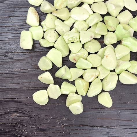 Comparaison visuelle entre la chrysoprase verte classique et la chrysoprase citron