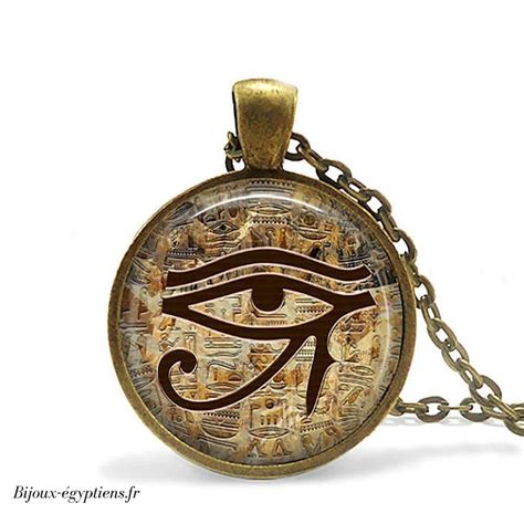 Photographie d'une amulette ou d'un talisman ancien.