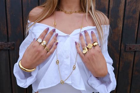 Exemples variés de bagues, colliers, bracelets, boucles d'oreilles, boutons de manchette et broches.