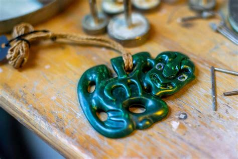 Exemples de bijoux maoris : pendentifs Hei Tiki, Toki, Hei Matau, Manaia en jade et bois.