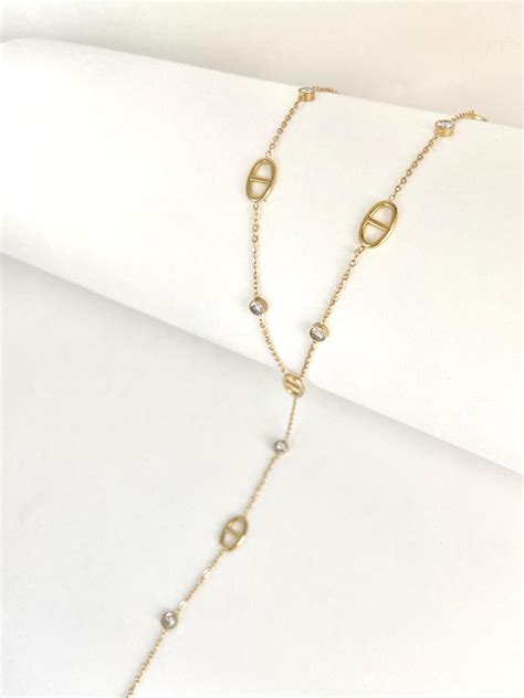 Infographie montrant l'association du collier cravate avec différentes tenues : casual, formelle, tendance.