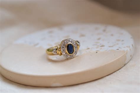 Image détaillée de la bague Allevard, mettant en valeur le saphir noir et l'or jaune