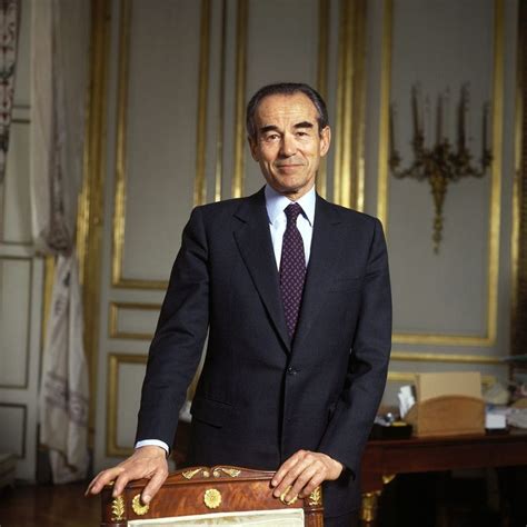 Portrait d'Élisabeth Badinter, souriante, devant une bibliothèque