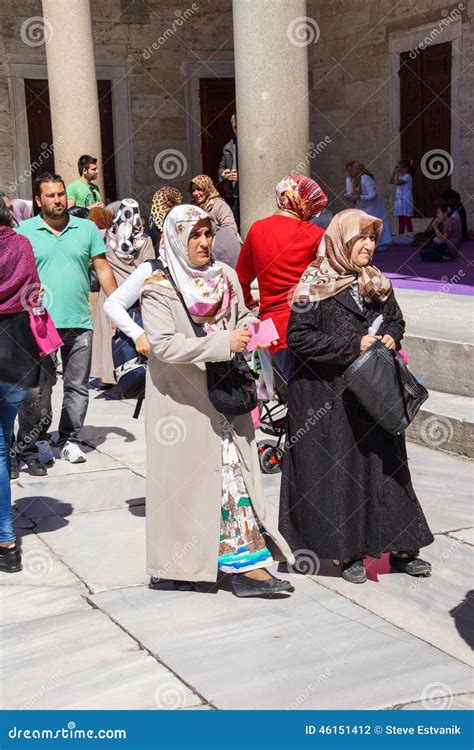 Une mosquée avec des femmes voilées à l'extérieur