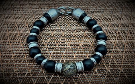 Photo d'un bracelet en os de dinosaure agatisé porté au poignet, mettant en évidence le fermoir coulissant ajustable.