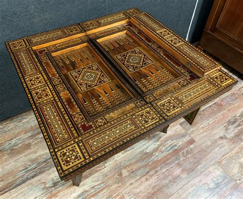 Table de jeu en marqueterie syrienne avec incrustations de nacre