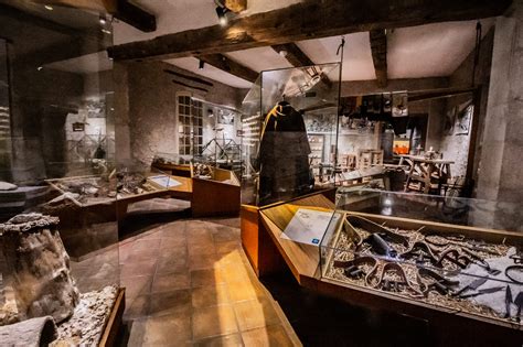 Intérieur du Musée des Arts et des Traditions Populaires de Damas, présentant des scènes de la vie quotidienne et de l'artisanat