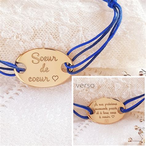 Une sélection de bijoux personnalisés pour ATSEM, mettant en avant des colliers et bracelets gravés.