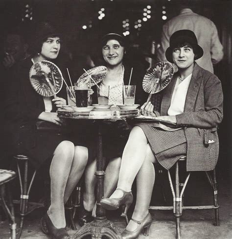 Photographie d'archives de femmes portant des sautoirs dans les années 1920