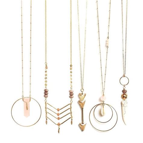 Collage de différents styles de sautoirs : minimaliste, bohème, avec pendentif
