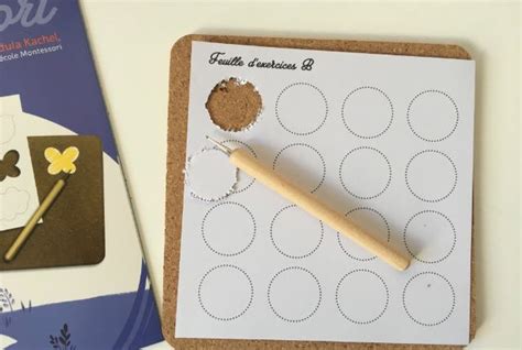 Illustration d'un enfant poinçonnant une feuille avec un poinçon et un tapis de feutrine.
