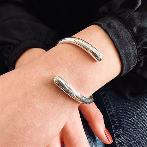 Illustration de différents types de bracelets en argent : jonc, demi-jonc, manchette, gourmette