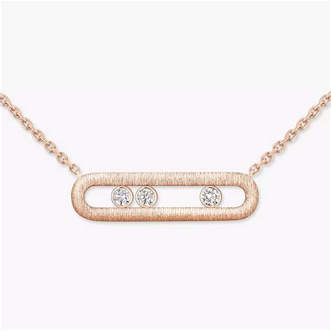 Gros plan sur un collier Messika Move Classique en or rose, mettant en valeur l'éclat des diamants et la finesse de la ciselure.