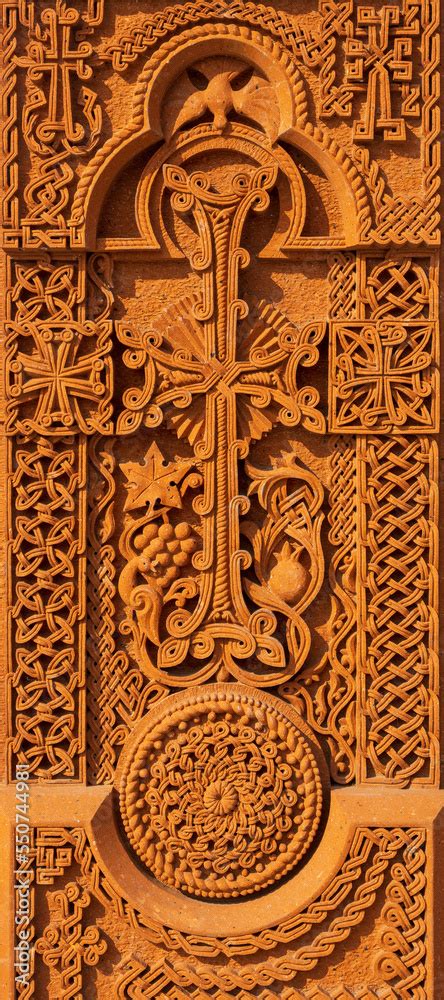 Photographie détaillée d'un khatchkar arménien avec ses motifs complexes