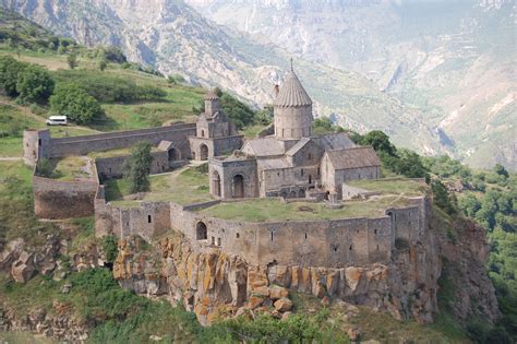 Vue panoramique d'un monastère arménien emblématique